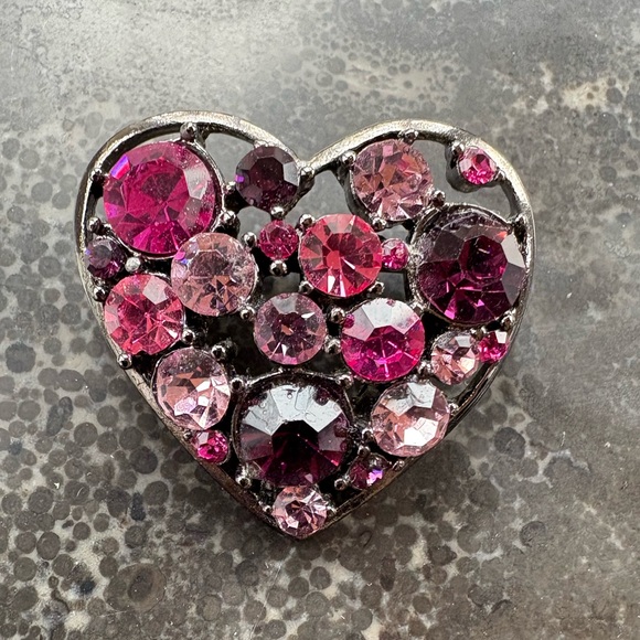 Rhinestone heart-shaped pin in shades of pink and purple - Picture 5 of 11